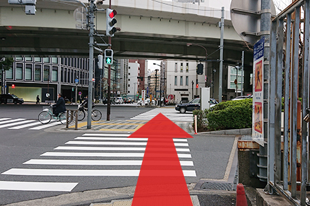 「江戸橋北」の信号がある大きな十字路に出ます。そのまま真っすぐ、横断歩道を3つ渡ります。
